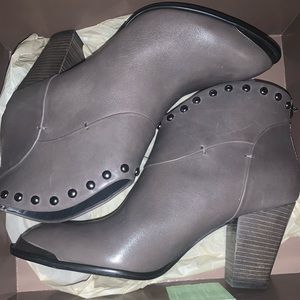 B. Makowsky Quincy Silver Studded Leather Western Style Booties. Gray size 7